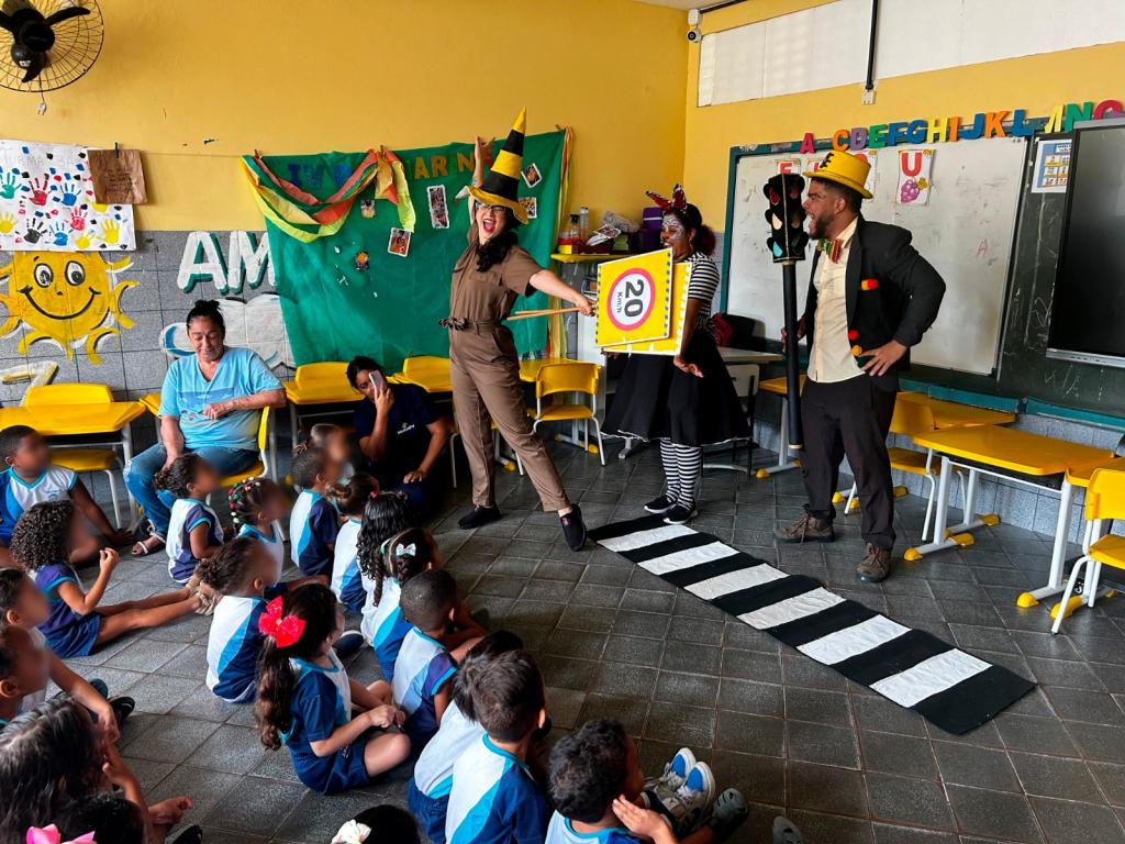 Trânsito nas escolas: SMTT realiza apresentação teatral para alunos da rede municipal - SMTT Aracaju